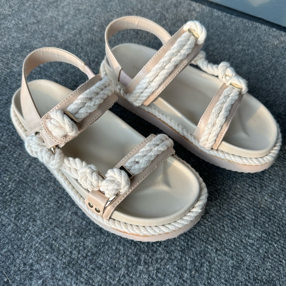 Open toed sandal with rope&knot detailing